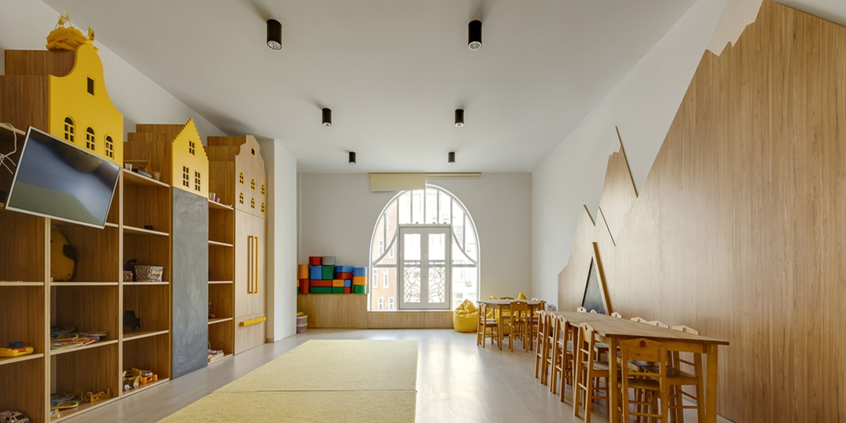 カラフルな積み木と学習机が整う、教育熱心な幼稚園の教室